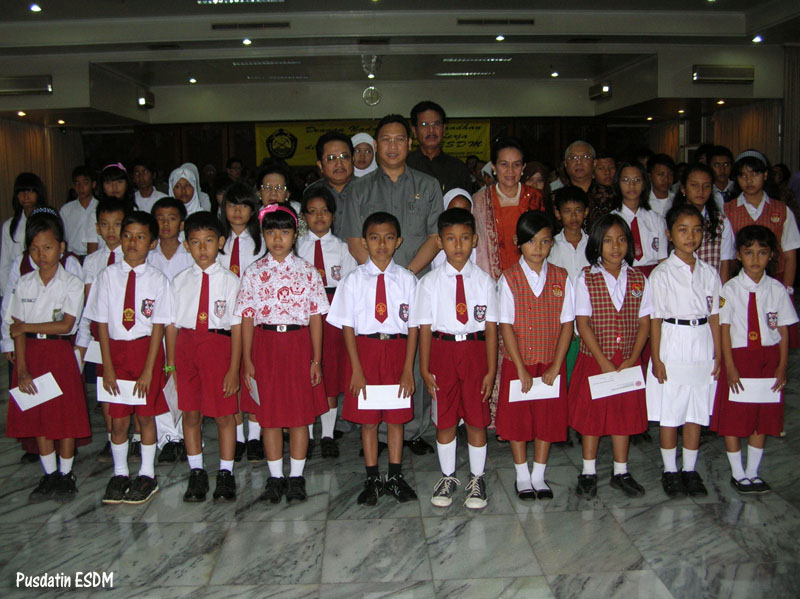 Menteri ESDM Serahkan Bantuan Pendidikan