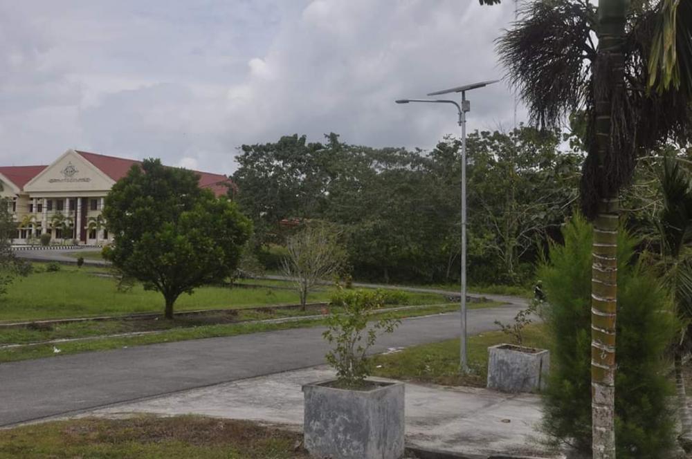 200 Unit Penerangan Jalan Surya Kini Terangi Papua Barat