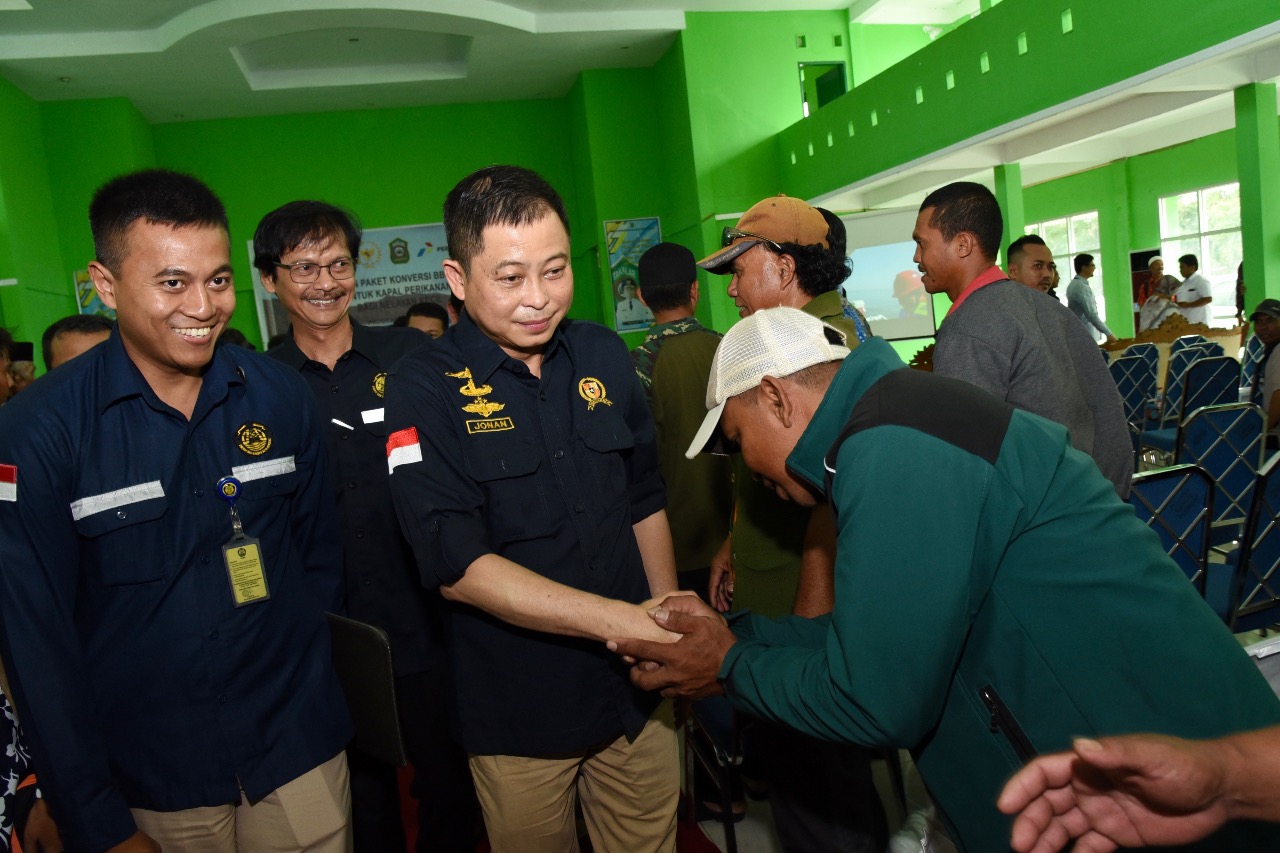 Bagikan Konverter Kit Untuk Nelayan Takalar, Jonan: Bisa Menghemat Separuh Biaya Melaut