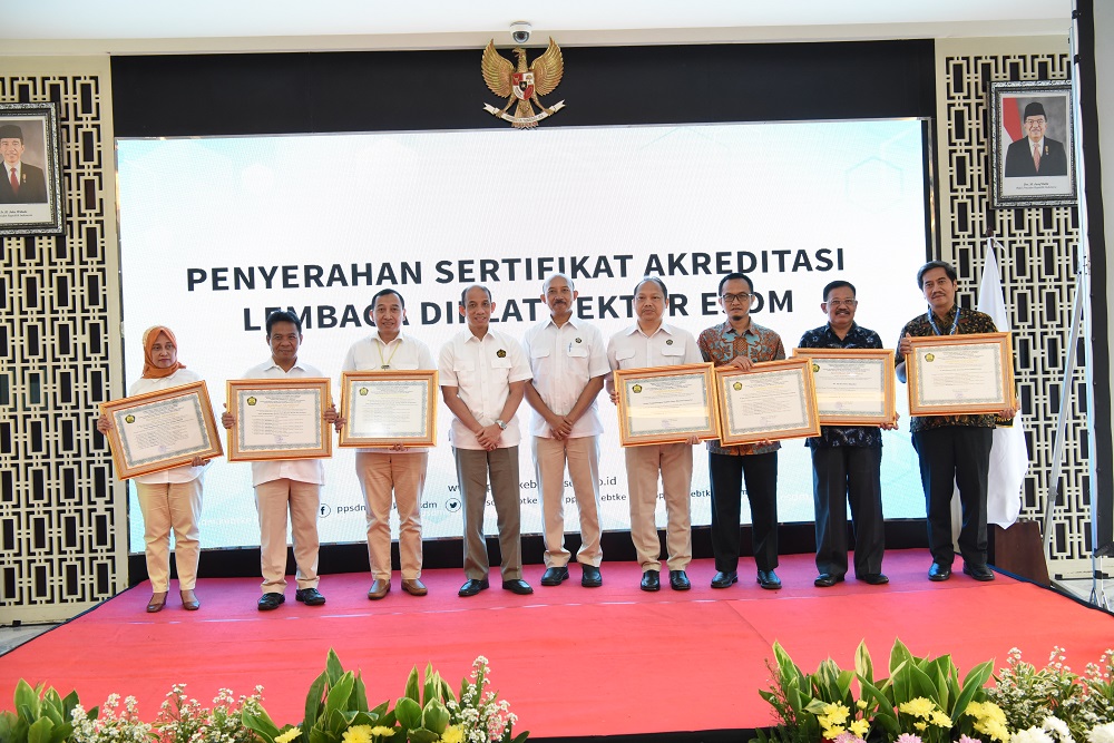 IGN Wiratmaja Serahkan Sertifikat Kompetensi ke 7 Lembaga Diklat