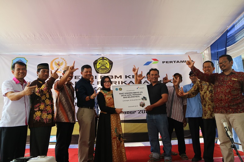 Kementerian ESDM Bagikan 279 Konkit Untuk Nelayan Kecil di Lamongan