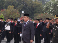 Kementerian ESDM Serentak Laksanakan Upacara dan Ziarah Makam Pahlawan Energi Indonesia