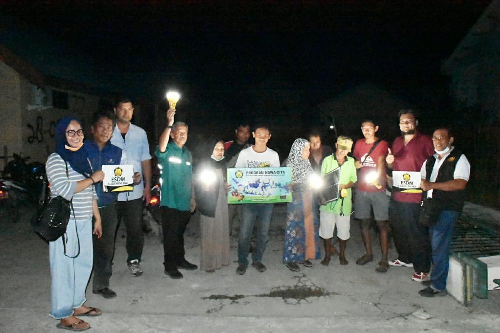 KESDM Bagikan LTSHE Sebagai Solusi Penerangan Bagi Korban Gempa Sulteng