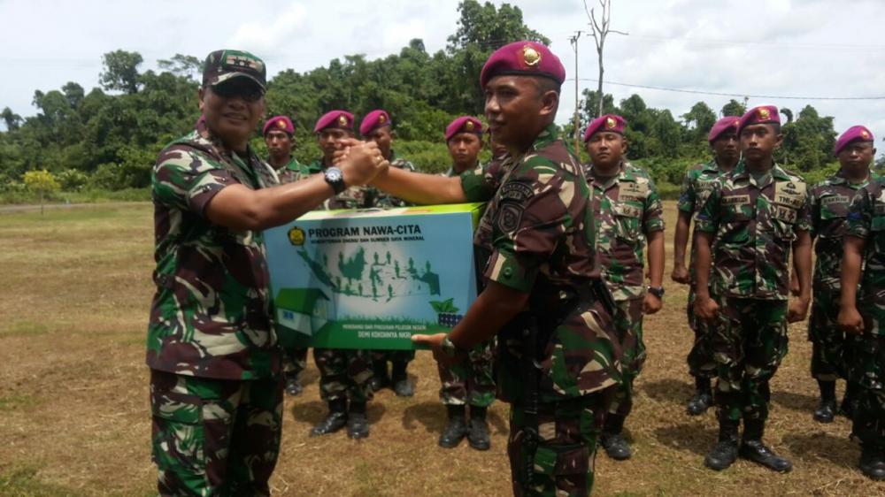 Marinir Sorong Terima Lampu Tenaga Surya Hemat Energi