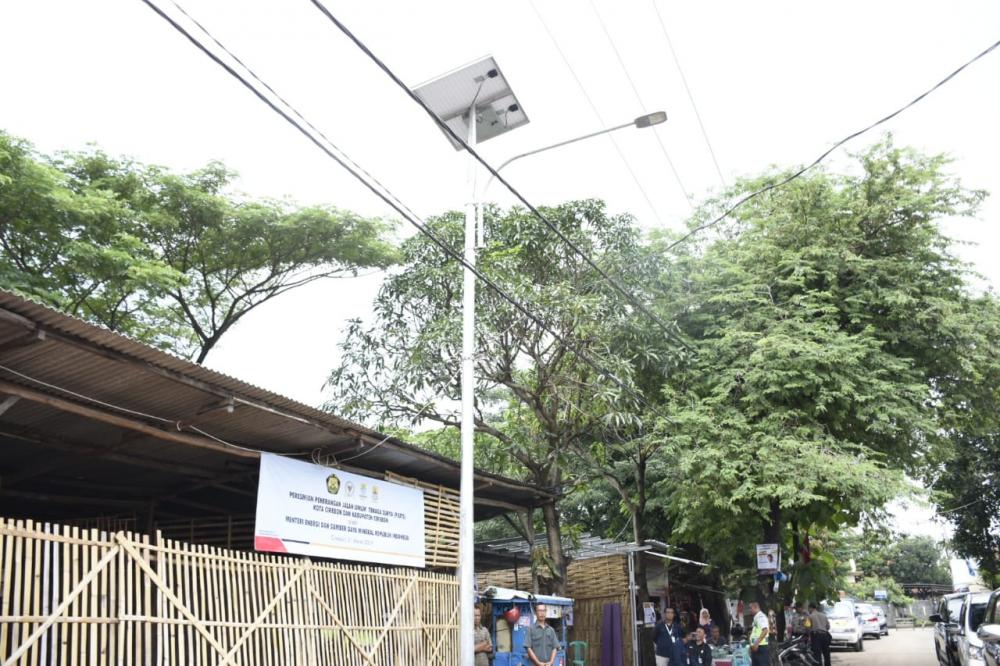 Masyarakat Cirebon Kini Nikmati Penerangan Tenaga Surya