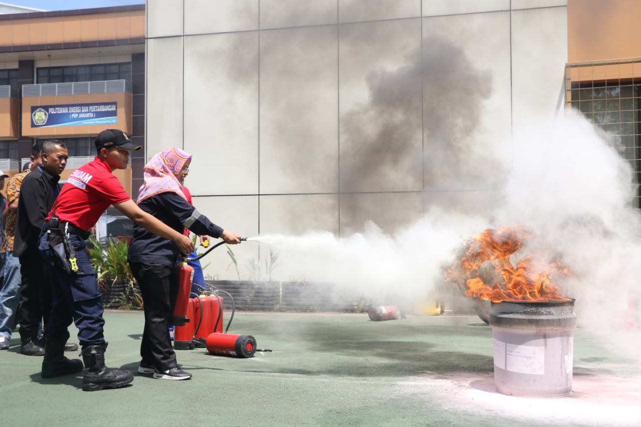 May Day! May Day! Kampus Ciracas On Fire!!!