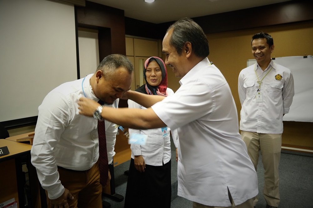 MEMBENTUK EVALUATOR DOKUMEN PERTAMBANGAN YANG HANDAL