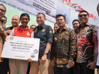 Menteri ESDM Bagikan 2.375 Unit Konkit Untuk Nelayan di Sulawesi Selatan