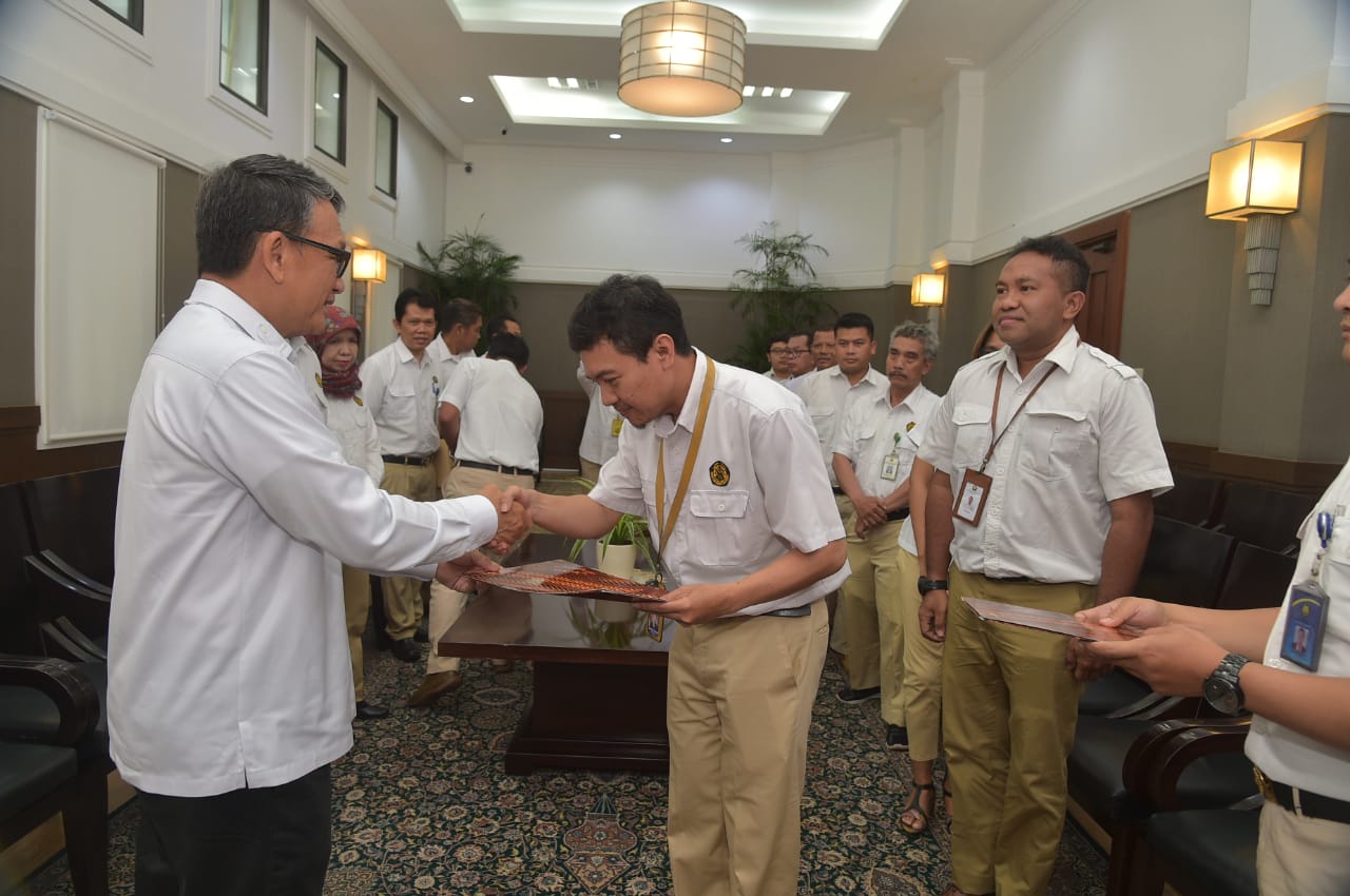 Menteri ESDM Serahkan Bantuan Untuk Pegawai Korban Banjir