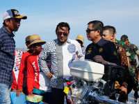 Menteri Jonan Bagikan 200 Paket Konkit Untuk Nelayan Tuban
