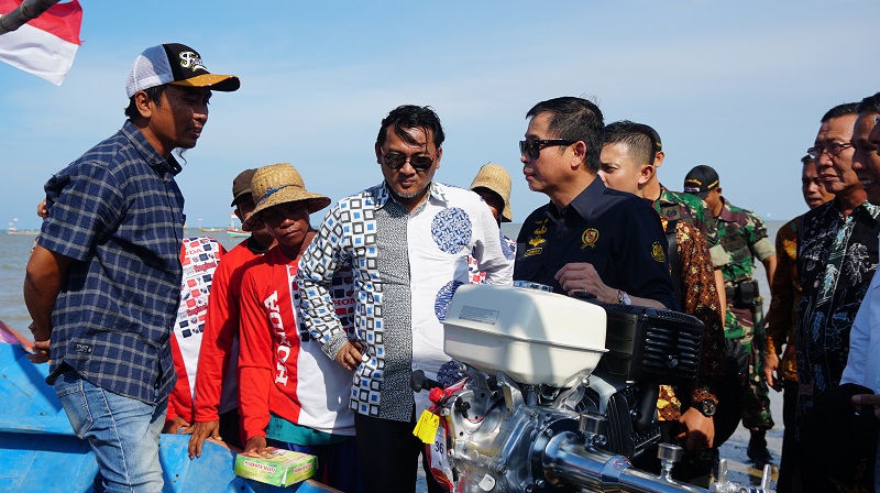Menteri Jonan Bagikan 200 Paket Konkit Untuk Nelayan Tuban