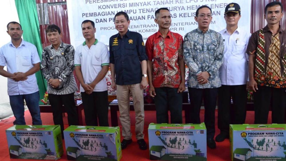 Menteri Jonan Bagikan Lampu Surya Gratis Untuk Nias