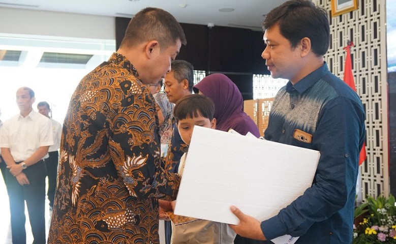 Menteri Jonan Serahkan SK Kenaikan Pangkat Anumerta dan Pensiun PNS Korban Lion Air JT 610