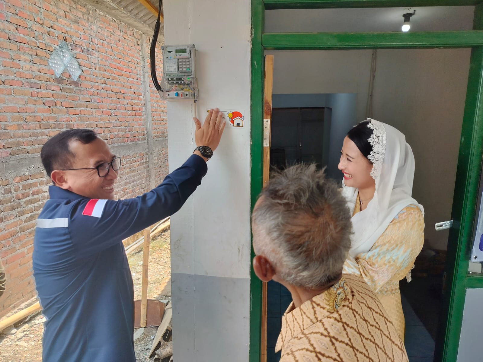 Menyala 100%, Bantuan Pasang Baru Listrik di Jawa Timur Tingkatkan Kesejahteraan Warga