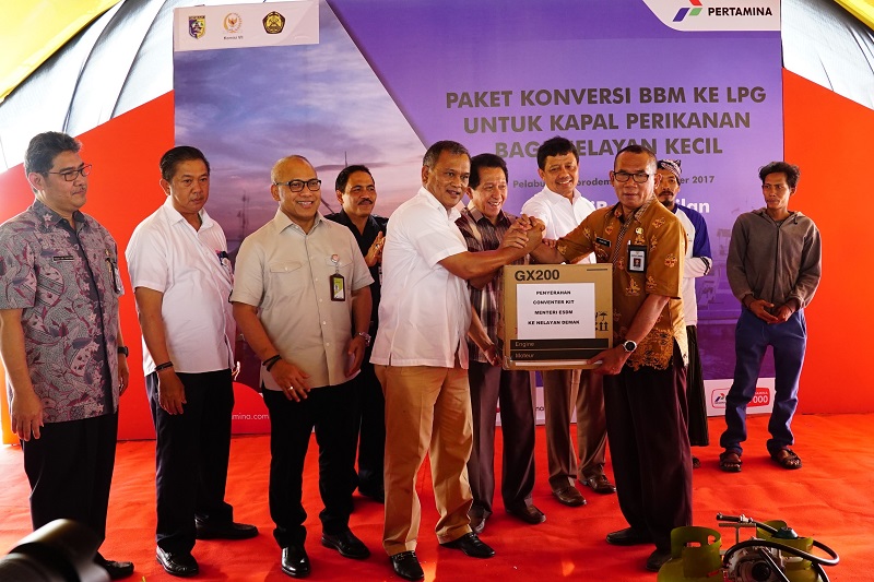Pemerintah Bagikan 513 Paket Konverter Kit Untuk Nelayan Kecil di Demak