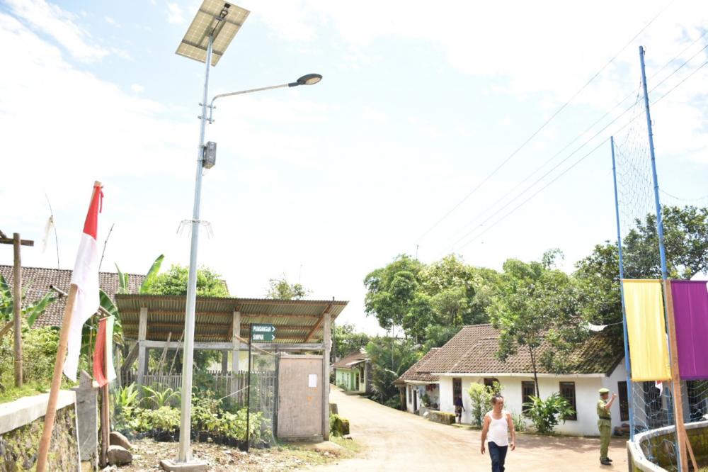 Pemerintah Serahkan 120 Unit PJU-TS Untuk Kabupaten Magelang