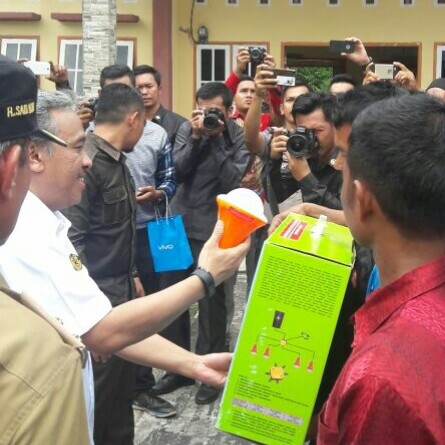 Pemerintah serahkan 380 unit LTSHE di Kepulauan Meranti