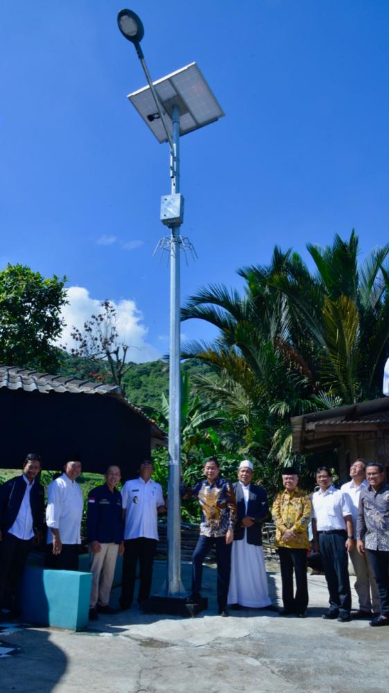 Penerangan Jalan Tenaga Surya Dukung Aktivitas Malam Hari Para Santri