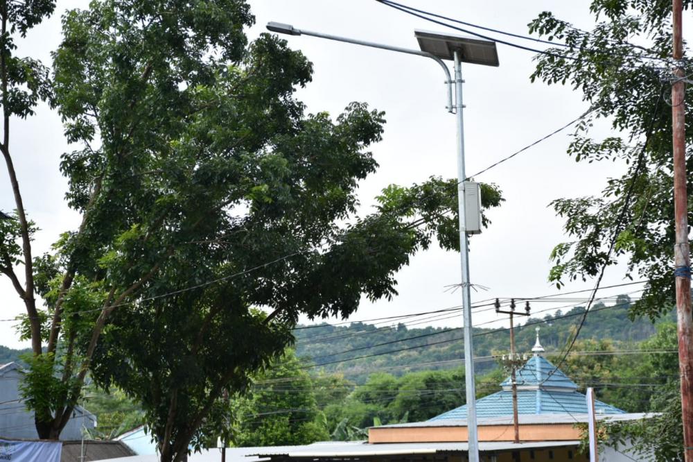 Penerangan Jalan Tenaga Surya Kini Terangi Maros