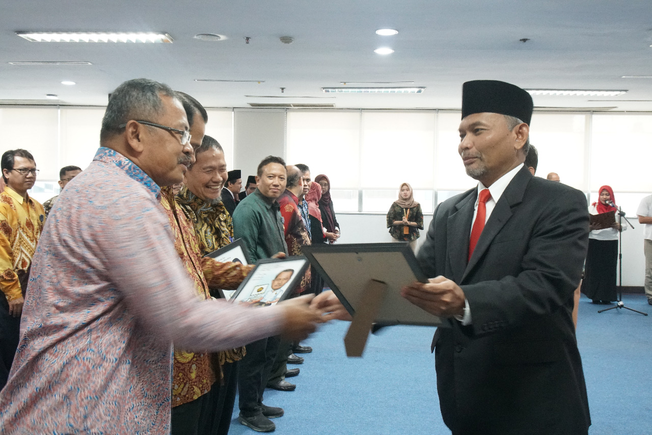 Plt. Dirjen Migas Djoko Siswanto Serahkan Cinderamata ke Pegawai Purnabakti, SLKS, dan Pengangkatan Sumpah Jabfung