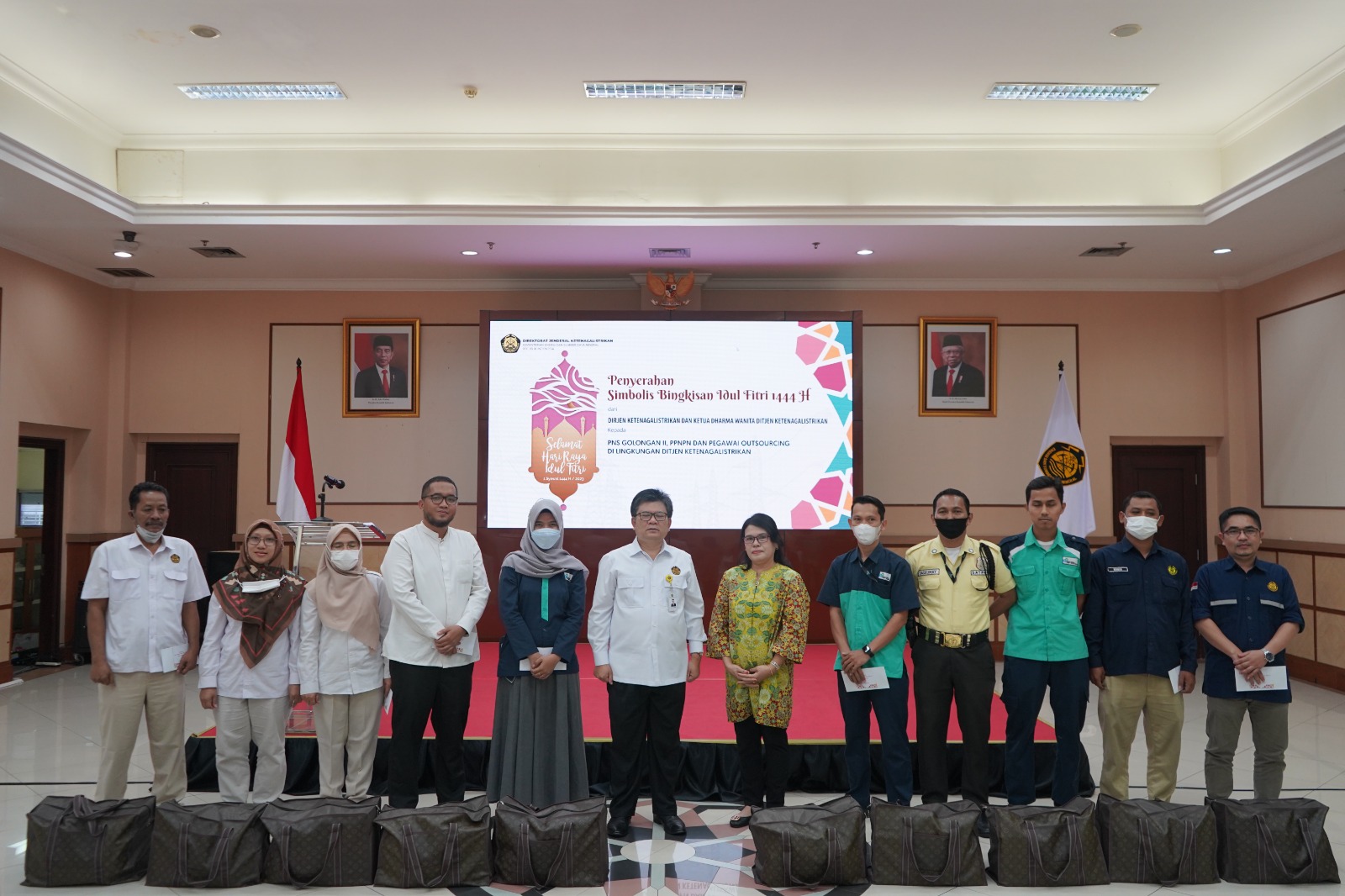 Sambut Hari Raya Idul Fitri, Dirjen Gatrik dan Dharma Wanita Persatuan (DWP) Ditjen Ketenagalistrikan Serahkan Bingkisan kepada Pegawai