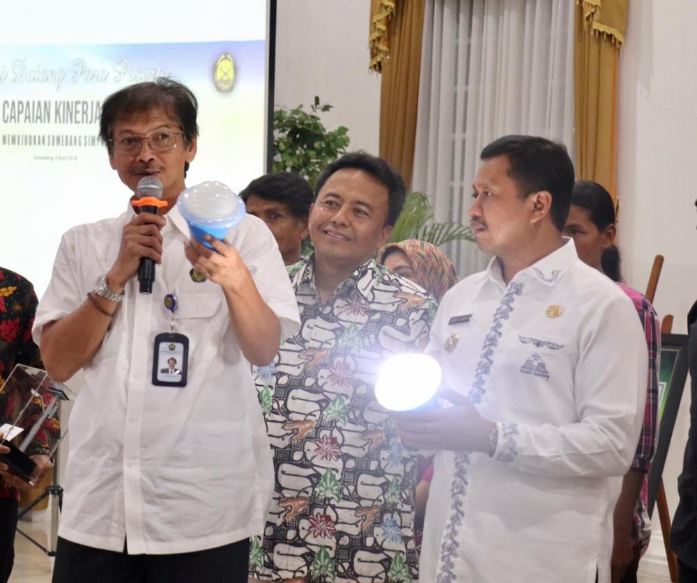 Sebanyak 150 PJU-TS dan 1000 LTSHE Terangi Warga Sumedang