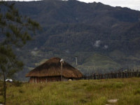Setelah Puluhan Tahun Hidup Dalam Gelap, Kini Distrik di Puncak Papua Terang Berkat LTSHE