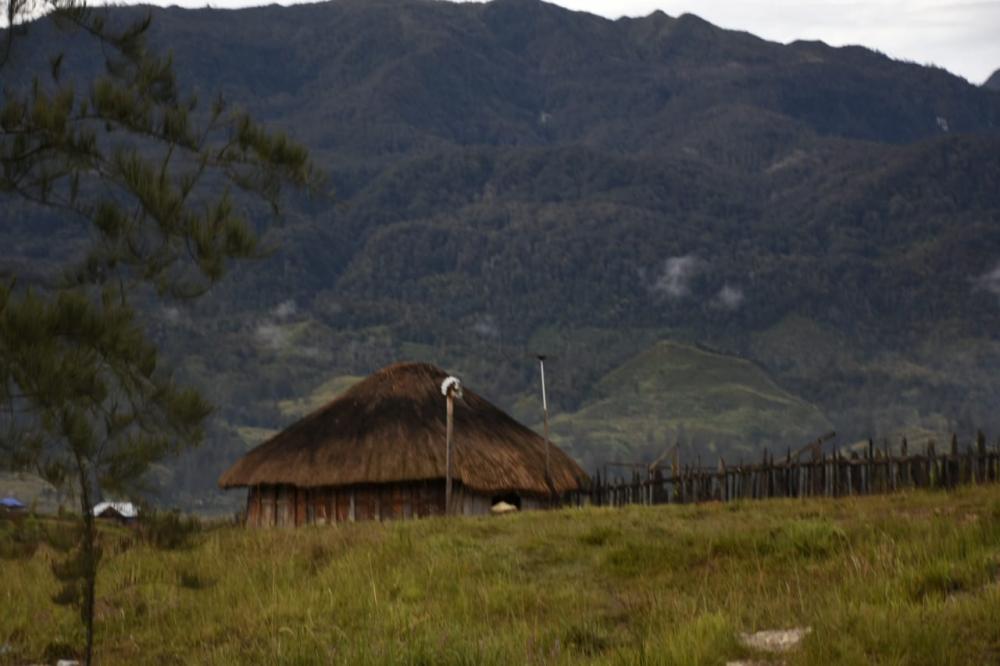 Setelah Puluhan Tahun Hidup Dalam Gelap, Kini Distrik di Puncak Papua Terang Berkat LTSHE