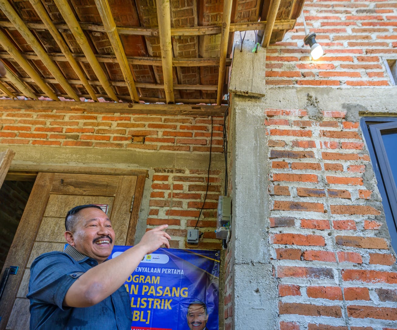 Sinergi ESDM dan DPR RI, 18.071 Rumah Tangga di Jawa Timur Dapat Instalasi Listrik Gratis pada 2022