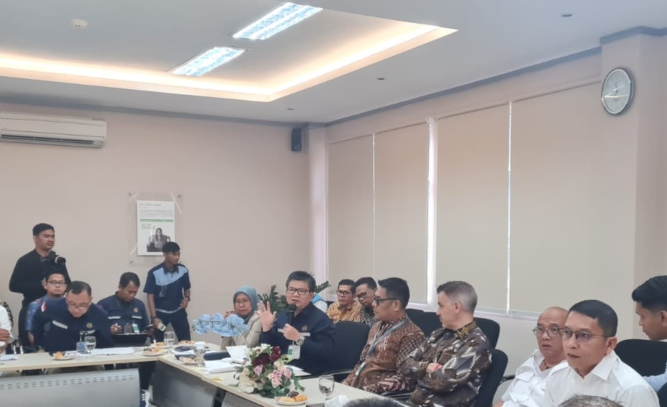 Tinjau Schneider Indonesia bersama DPR, Dirjen Gatrik Apresiasi Dukungan Energi Bersih dari Swasta 