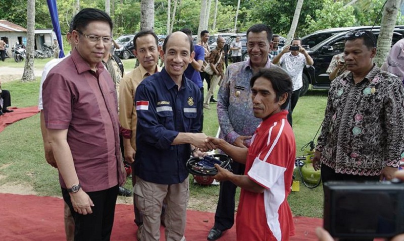 Wamen Arcandra Bagikan 585 Paket Konkit Untuk Nelayan Pesisir Selatan