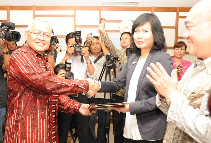 Kepala BPH Migas Serahkan Surat Penugasan Penyediaan dan Pendistribusian Jenis BBM Tertentu