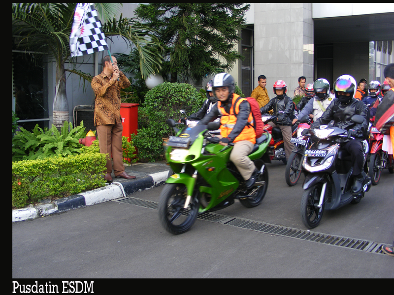 Tim EBC DESDM Lakukan Bakti Sosial dan Sosialisasi Hemat Energi dan Air