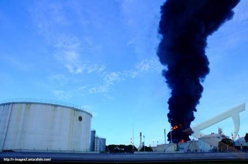 Pertamina Gunakan Terminator Canon Foam untuk Padamkan Api